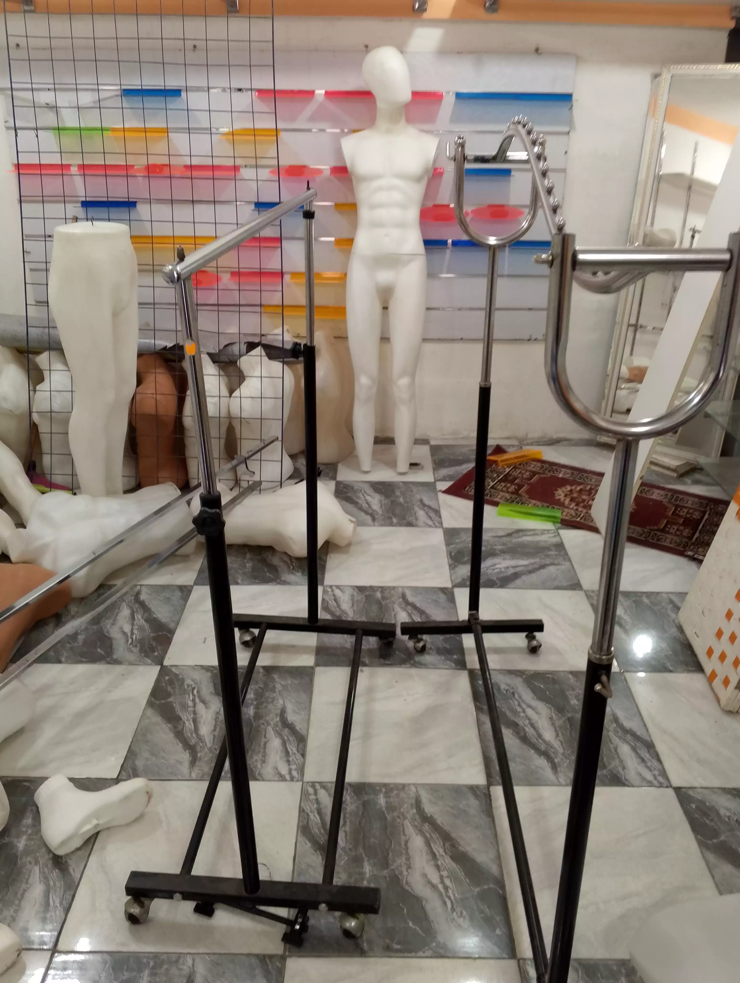 فيترينا وكونطوار وكاسكيطا وليطاجير زجاج ومانكا نصف صدرية وساقية